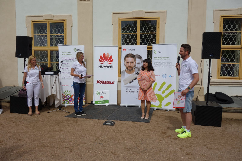 TZ: Předání notebooků společností Huawei n.f. SND